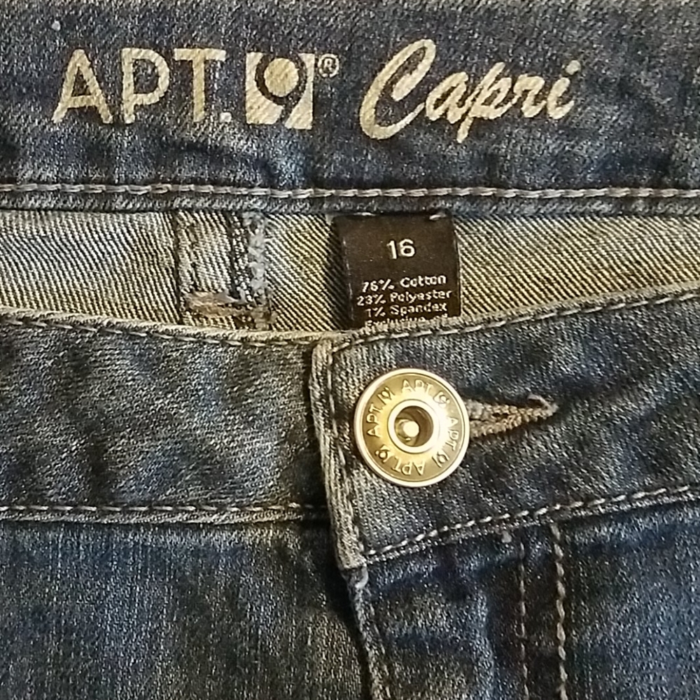 APT. 9  Woman's Demin Glitter Capri Size 16